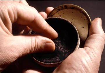 fingers pinching in can of dip